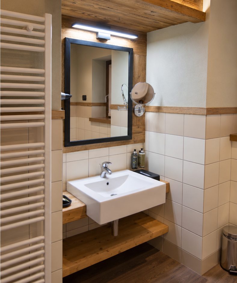 Il bagno — camera Alpine Bovindo