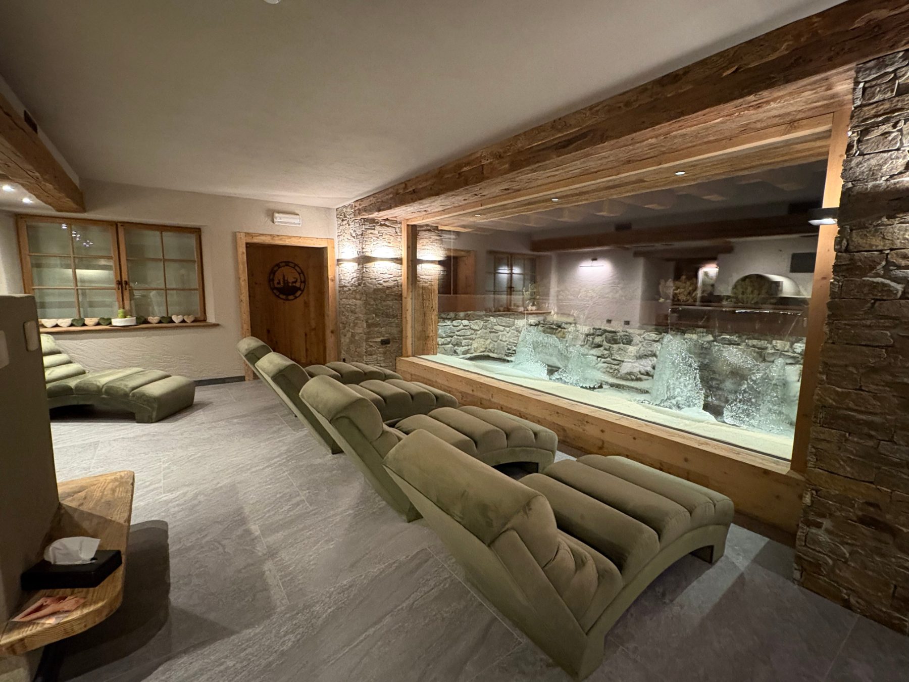Zona relax della spa con vetrata sulla cascata — Hotel Arnoga