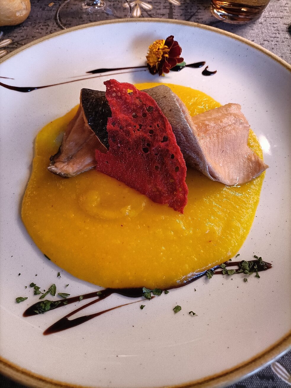 Filetto di pesce con crema di zucca allo zafferano — ristorante Decanter