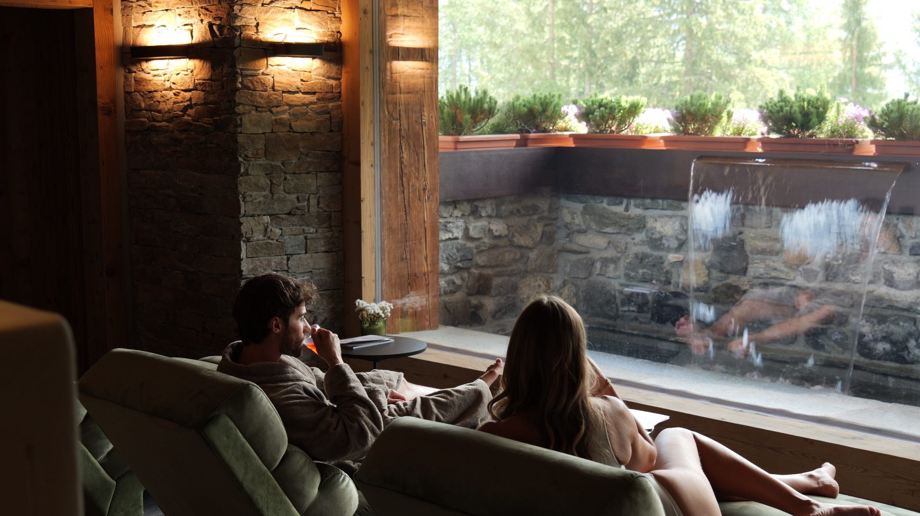 Coppia in zona relax con vista sulla cascata — spa Sensoria